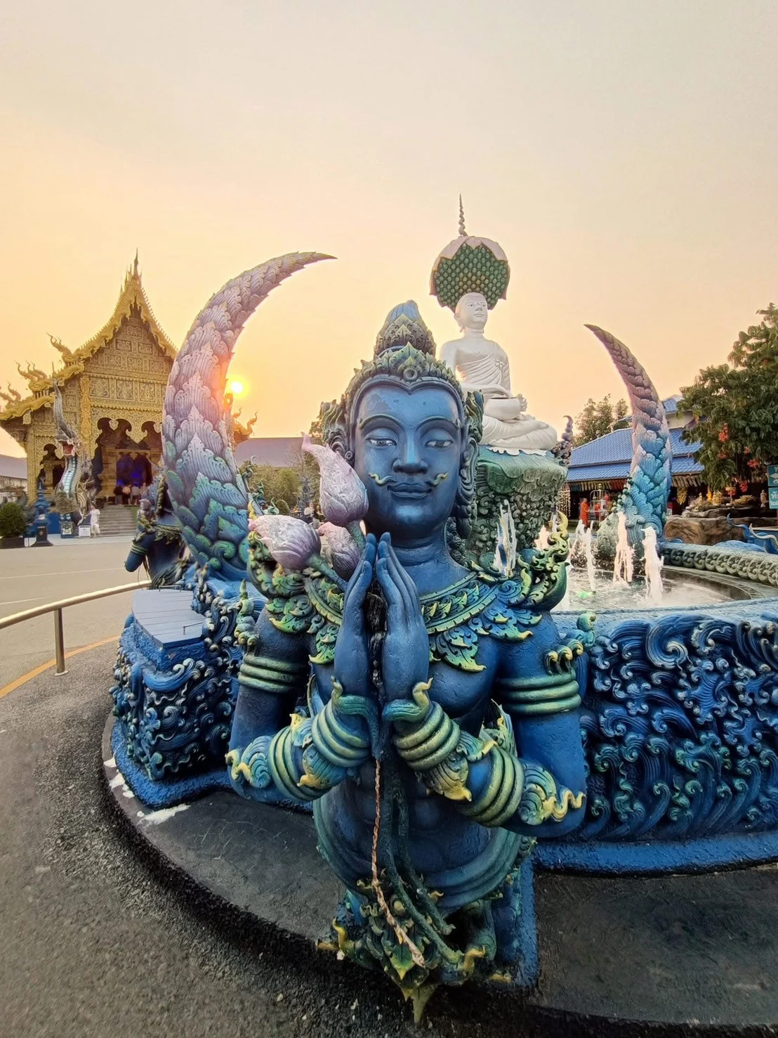 Chiangrai white ,blue,red temple & lalita cafe — gallery photo 9