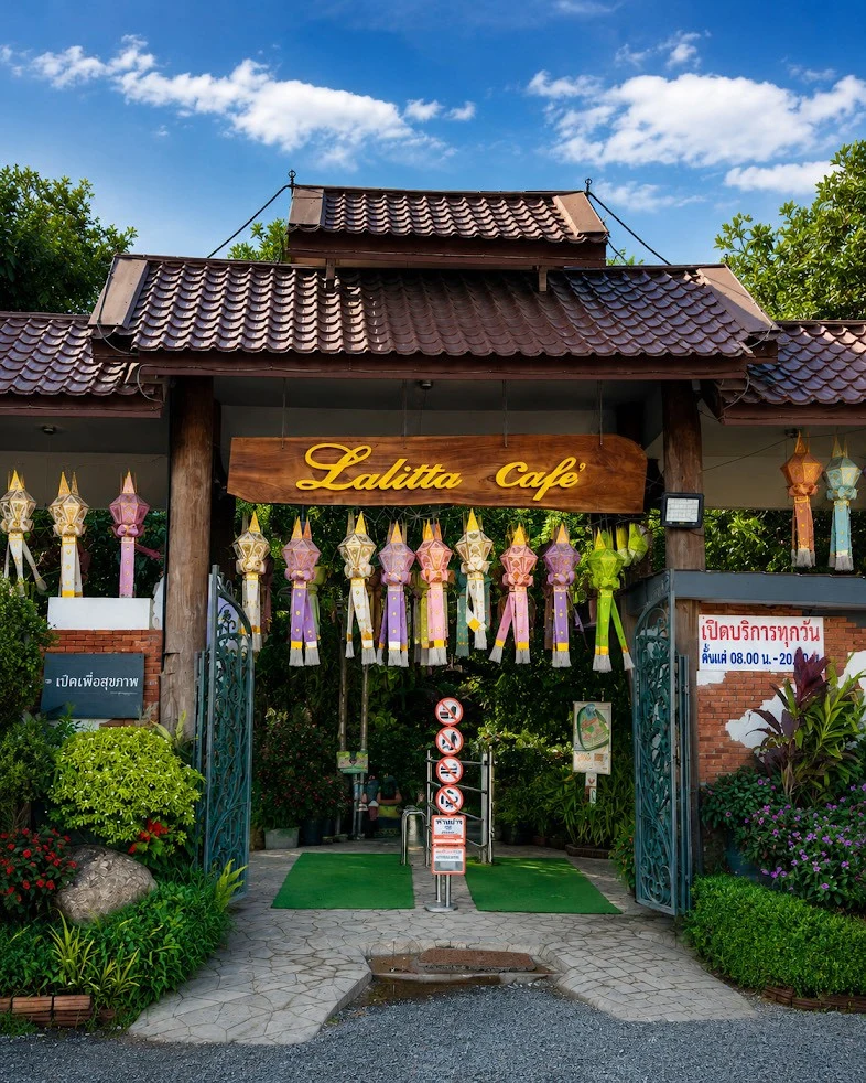 Chiangrai white ,blue,red temple & lalita cafe — gallery photo 16